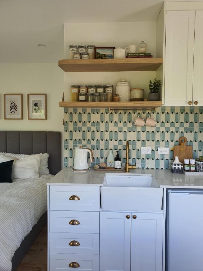 Tiny House With Greenhouse Dining Лоуэр-Хатт Экстерьер фото